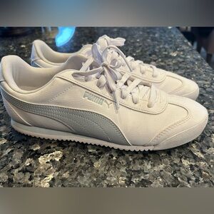 Women’s OG Puma Leather sneakers with Soft Foam cushioning (size 10)